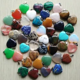 Naszyjniki wiszące hurtowe 50pcs/działka 2024 Asorted Heart Natural Stone Charms Wiselanty do biżuterii tworzą dobrą jakość 20 mm