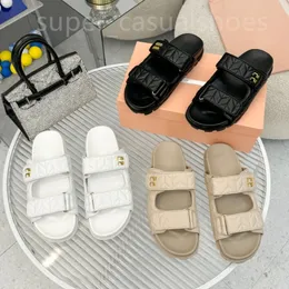 Kvalitet Sandaler Designer Sliders Women Flip Flops Flop Sandals Beach Comfort Calfskin Leather Goatskin i bruna och svarta strandskor med låda storlek 35-41