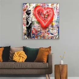 Garoto Red Heart Street Graffiti Contemporary Wall Art Tela Poster Imprimir Poster Banksy Mr Pintura de Labragem Breading Para Decoração da Casa da Sala