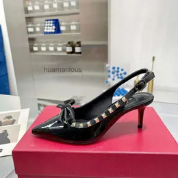 Studs Perçin Kadın Akşam Lady Buckle Valenstino Metal Yaz Kaya İnce Yay Slingback Saç Pompa Hat Ayakkabıları Vbuckle Sandalet Stil 3N3H