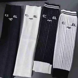 Sockenstrumpfwarendesigner europäischer Modetrend Minimalistischer Buchstaben Streifen Feste Schwarz -Weiß -vertikale Muster hoher Elastizität, weicher Stapel Socken Socken Ärmel Y6E