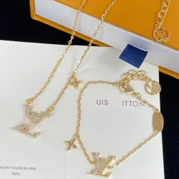 Designer Kvinnor Pendant Necklace Choker Pendant Chain Gold Plated rostfritt stål Bokstavshalsband smycken Tillbehör
