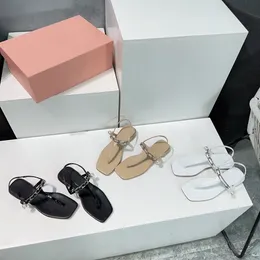 Tasarımcının yeni yaz düz dipli klipli ayak parmağı T şeklinde zincir İnci kadın sandaletleri bir kutu ile basit ve cömerttir