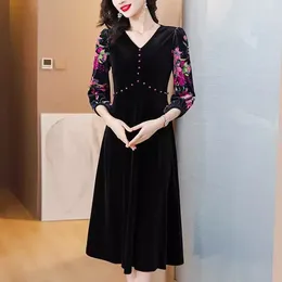 Sıradan elbiseler orta yaşlı ve yaşlı anne giyim 2024 Erken Bahar Sonbahar Etnik Stil Retro Baskılı Velvet Elbise Noble Vestido K575