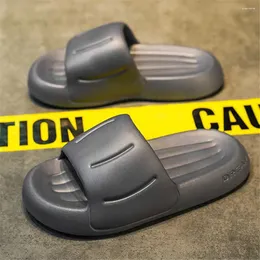 Slippers الخريف حجم كبير sleppers Sport Sandals Man Shoes أحذية غير قابلة للانزلاق على عرض Tenus Products Maker Sale فريد