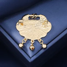 Frauen klassische nationale nationale langlebige Schlösser Emaille Karpfen Blumenabzeichen Pins Vintage Retro Perle Anhänger Elegantes Accessoire für Dame