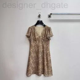 Vestidos casuais básicos designer verão clássico de leopardo com decote em vistos curtos de decote em V é leve e respirável, o comprimento da parte superior do corpo muito adequado IV