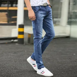 Dżinsy męskie 2024 Autumn Slim Fit Mała prosta rurka Mężczyźni Trend Koreańska wersja do mycia wodnego otworu