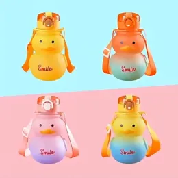 650 ml di bottiglia d'acqua carina per ragazze con paglia portatile per bambini Kawaii Duck Kettle Summer Coppa di bevute in plastica di grande capacità