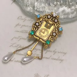 Retro Heavy Industry Watch Brooch Medieval Style Temprament Comse Pins Pins Tassel Pearl подвеска для ювелирных изделий 240411