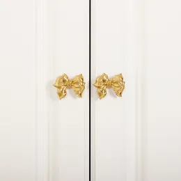 Light Luxury Bow Knobs Brass Furniture Bowknot Handtag och knoppar för köksskåphandtag Lådan drar heminredning hårdvara