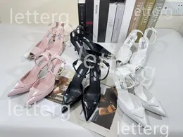 Lyxvarumärken pekade tår pumpar slingback stilettskor kvinnor hasp höga klackar läder patent läder sling tillbaka tå klänning party bröllop svart rosa vit storlek 34-40