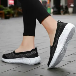 Fitnessskor Leosoxs 2024 Kvinnors sneakers Summer Flat Bottom Bottom Bortable Walking Mesh Casual Slip -On Lightweight 35 - 42 Storlek