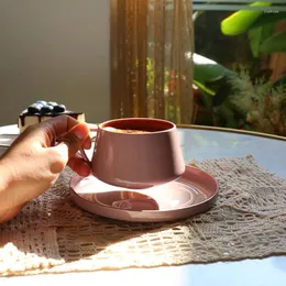 カップソーサーピンクミニマリストコーヒーカップセット午後の再利用可能な磁器茶ソーサーコフィーコッジェスブレックファーストアテンシル