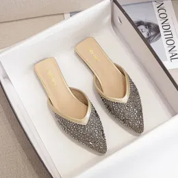 Ny designer Crystal Beading Summer Shoes Woman Pointed Toe Glitter Rivets tofflor Kvinnliga bilder Sandaler Sandaler Big Size 43