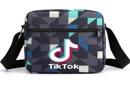 Tiktok vende sacos de tok tik para homens mulheres estrenizadas impressas uma bolsa de ombro estudantes de moda bolsa mensageira bolsas de fã de fã G45520912