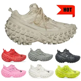 2024 Designer Defender Sneakers Mens kvinnor Kausalskor Däckskotränare Kvinnor Beige Gray Green Pink Sports Khai Army Overdimensionerad nötkött Senplattform Fashion Shoe