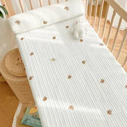 130*70cm/120*60cm de algodão acolchoado lençóis ajustados de algodão tampa de colchão de bebê mole bordado de urso nascida no fundo de cama infantil 240408