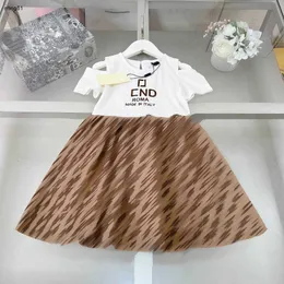 Varumärkesflickor partydress off axel design baby kjol storlek 90-150 cm barn designer kläder broderad logotyp prinsess klänning 24 april