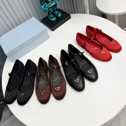 Scarpe da ballo di scarpa da balletto di fibbia triangolare di lusso Scarpe da ballo professionale Ballerinas Bowknot Mouth Botton Boat Shoe Flat Flat per donne 35-40