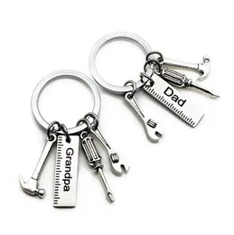 50pcslot Neue Edelstahl -Dad -Werkzeuge Keychain Grandpa Hammer Schraubendreher Keyring Vatertag Geschenke1 85 W25775661