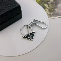 P Chave de letras Chaves de design personalizado pingente de triângulo invertido Mark Metal Keychain Mesmo estilo para homens e mulheres