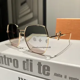 2024 occhiali da sole designer di lusso per le donne atteggiamento della moda uv400 protezione lente quadrata piena cornice oro color logo logo occhiali da sole oro nuovo 8506