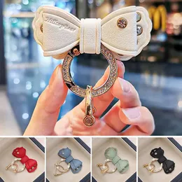 Kluczowe pierścionki Keyring Gold Rhinestone Metal Pierścień skórzana łuk Śliczne akcesoria odkurzacza dla kobiet mężczyzn Llaveros de Motos Moto Car Key -Key 240413