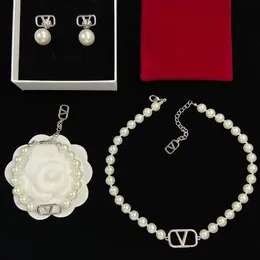 Donne di colore argento Donne designer di lusso Orecchini braccialetti per perle bianche semplici v lettera collana a pendente collana braccialetti di moda set di gioielli alla moda