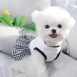 犬のアパレル黒と白のファッショナブルな格子縞のプリンセスドレス春の夏薄いペットの服小さなミディアムサイズのベスト