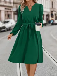 Autunno e inverno femminile a maniche lunghe Abito da vneck Abito da vneck Green Elegante Casualmente Casualmente tira Vestidos 240412