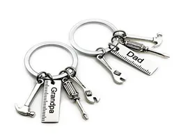 50PCSLOT Nya rostfritt stål Dadverktyg Keychain Morfar Hammer Skruvmejsel Keyring Father Day Gifts1 85 W27725417