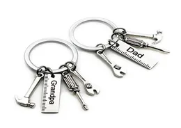 50pcslot Neue Edelstahl -Dad -Werkzeuge Keychain Grandpa Hammer Schraubendreher Keyring Vatertag Geschenke1 85 W29390304