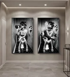 Nordic Canvas Sanat Posterleri ve Yazdırıyor Seksi kız tuvalette oturup siyah beyaz kadın duman ve içecek tuvalette poster4975329