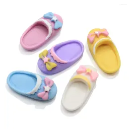 Dekorativa blommor 50/100p Söt simuleringsmöbler Slipper Miniatyrer Harts Girl Shoes Model Toys Dollhouse Dolls Accessories for Doll