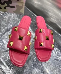 2021 Womens Designer Schuhe Luxusschuhe Schieber Summer Mode breite Boden flache Hausschuhe Nagel Sandalen Flip Flops Größe 36402204629