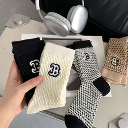 Socks Hosiery 23夏のヨーロッパ製品ネットワークレッドBレター刺繍黒の白いテクスチャバブルコットン外部摩耗、多用途