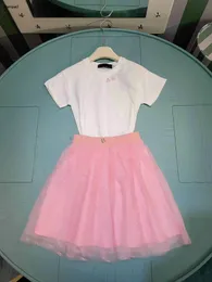 Testes de bebê de luxo Meninas roupas de vestido de vestido de designer de designer tamanho 90-150 cm de camiseta bordada de logotipo e saia de renda rosa 24april