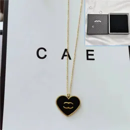 Designers New Black Peach Heart Necklace Made of Titanium Steel Material Charmig Charming Girl Halsband Högkvalitativ smycken Halsband med låda