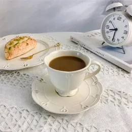 Koppar tefat europeiska vintage vit kopp tefat set keramisk kaffemjölk te mugg präglade dessert brickor bruddusch bröllop bordswares 1960 -talet