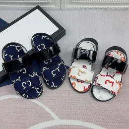 Kids Sandals 디자이너 브랜드 어린이 신발 신발 여자 패션 단순한 어린이 야외 캐주얼 신발