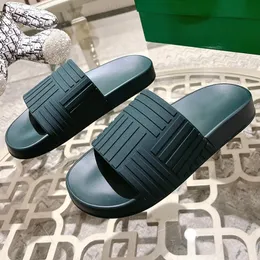 2024 Luxury Brand Outdoor Par Casual tofflor Fina hantverk Super Soft Sole Sole Tisters Loose and Comfort Classic Presbyopia Design Slippers Storlek 35-46