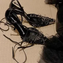Klädskor svart fotled rem zapatos mujer 2024 tendencia veckade klackade sandaler patentläder för kvinnor ihåliga taconer sommar