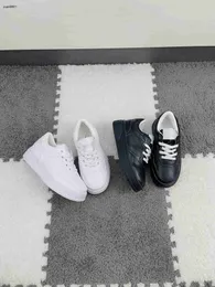 인기있는 베이비 스니커즈 로고 엠보싱 디자인 어린이 신발 크기 26-35 박스 보호 고품질 여자 캐주얼 보드 신발 소년 캐주얼 신발 24april