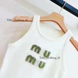 Miui Bag Top Designer Womens 옷 편지 편지 자수 슬리브 탑 여름 mui mui 여자 섹시한 슬림 탑 파티 크롭 조끼 Backless Tank Top 570