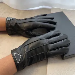 2024 män fårskinn handskar designer cape svart p handskar vinter varma plysch gants klassiker guanto triangel modemärke handchuh