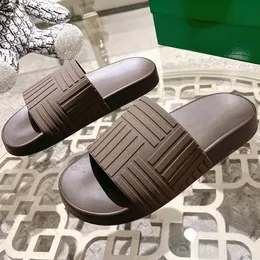 2024 Luxury Brand Summer Outdoor Par Casual Slippers Super Soft Sole Womens tofflor Löst och bekväm klassisk Presbyopia Design Mens Slippers Storlek 35-46