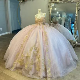 Açık pembe kapalı omuz quinceanera elbise balo elbisesi çiçek altın aplike dantel boncuklar tull prenses elbise tatlı 15 yaşındaki parti elbise