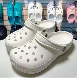 Designe sandały Cross Clog Kapcie z uroczymi oczami Dekoracyjne buty Buty Klasyczne sandały zewnętrzne Bun Toe Beach Buty