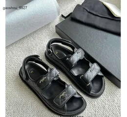 Chanells Paris 2023 Ladies Sandals 가죽 버클 럭셔리 브랜드 디자이너 여성 플랫 신발 채널 화려한 캐주얼 편안한 여성 슬리퍼 방수 Tories